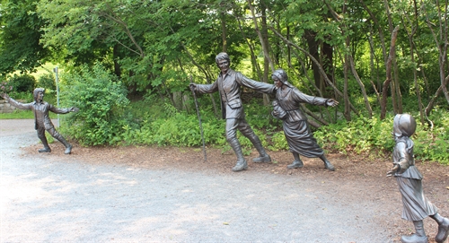 A heart-warming sculpture of an acadian family.