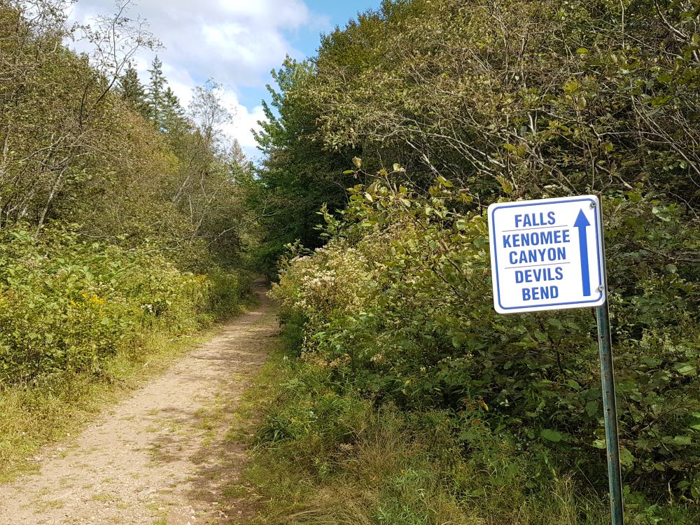 The Economy Falls trailhead is also where you can access the Devils Bend and Kenomee Canyon trails.