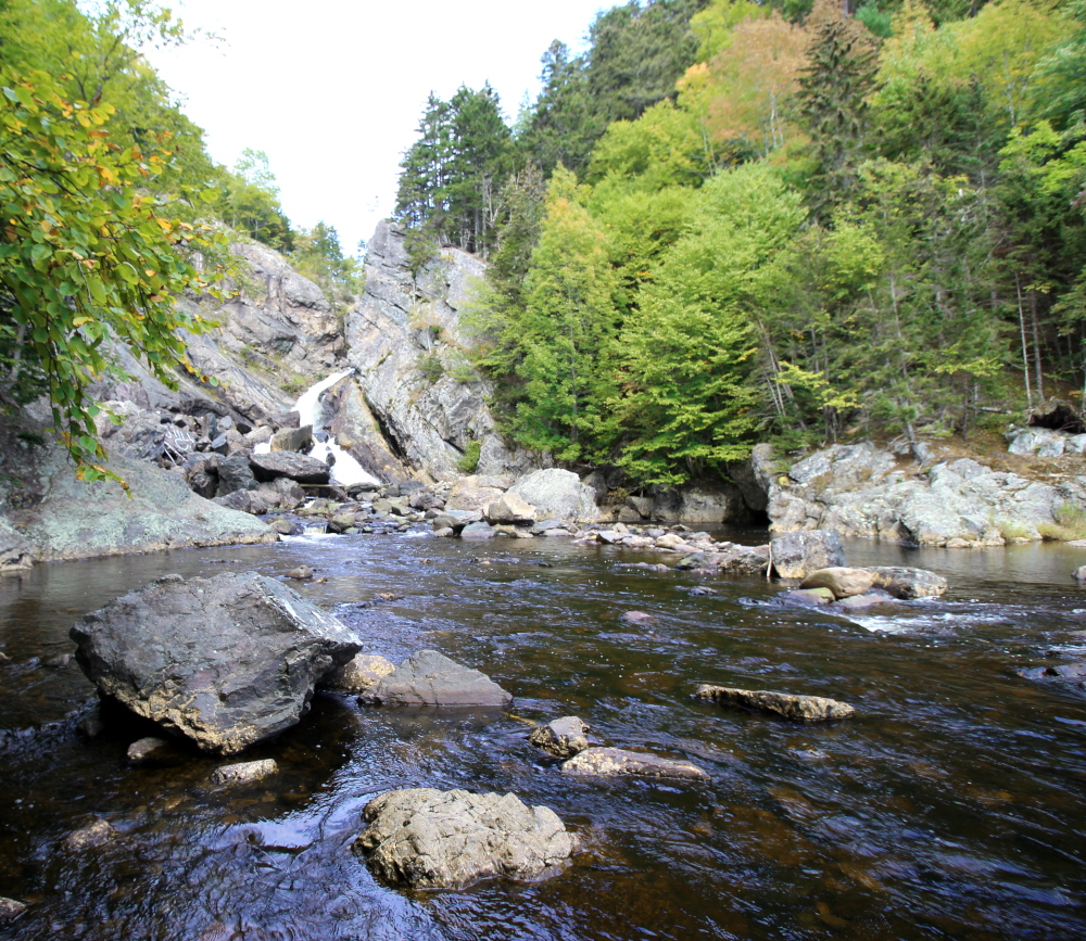 Large rocks collapsed around the falls in the 1990s.  This changed the arrangement of the waters coming down from the falls.  You'll see several large boulders scattered in the area.