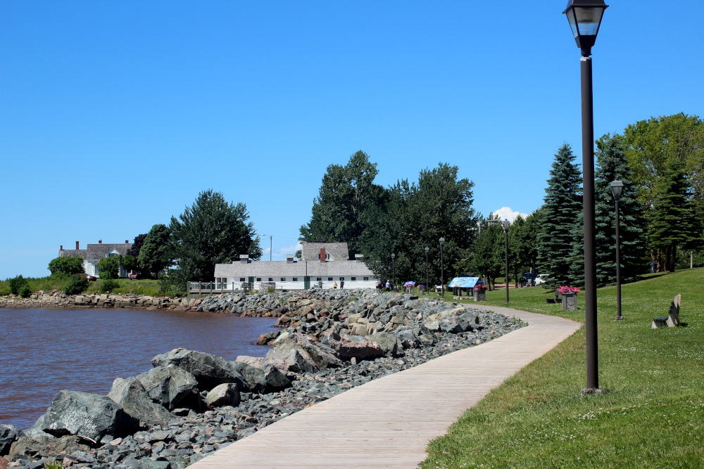 Pugwash waterfront walking toward the Thinkers Lodge